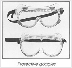 Protective goggles with polycarbonate lenses